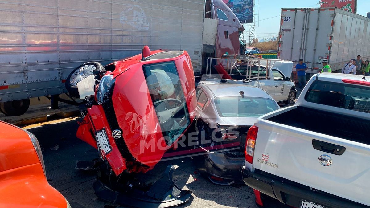 Carambola entre 11 vehículos en el Paso Exprés de Cuernavaca