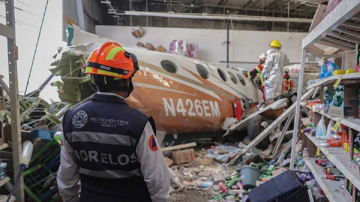 Identifican a tripulantes de avioneta que cayó en Temixco