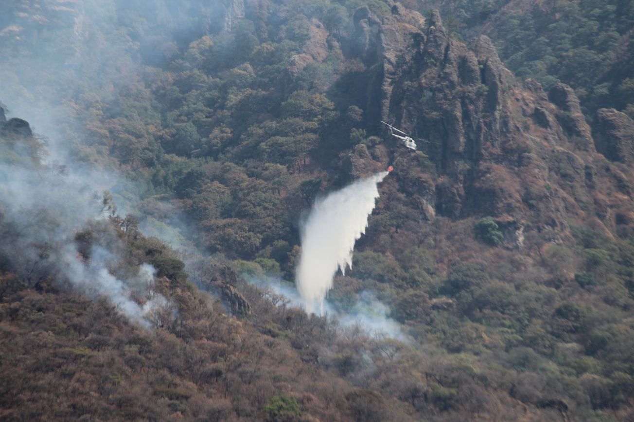 Combate aéreo y por tierra para sofocar incendio de Tepoztlán