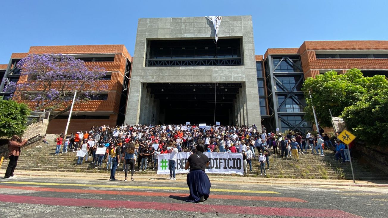 Universitarios toman edificio principal