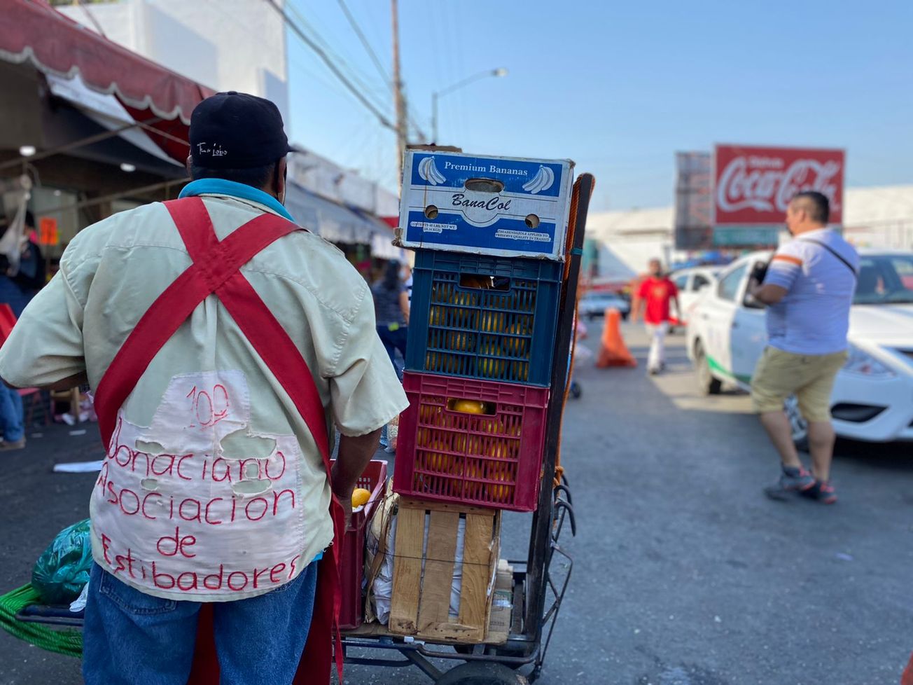 Se amparan comerciantes para vender en vía pública