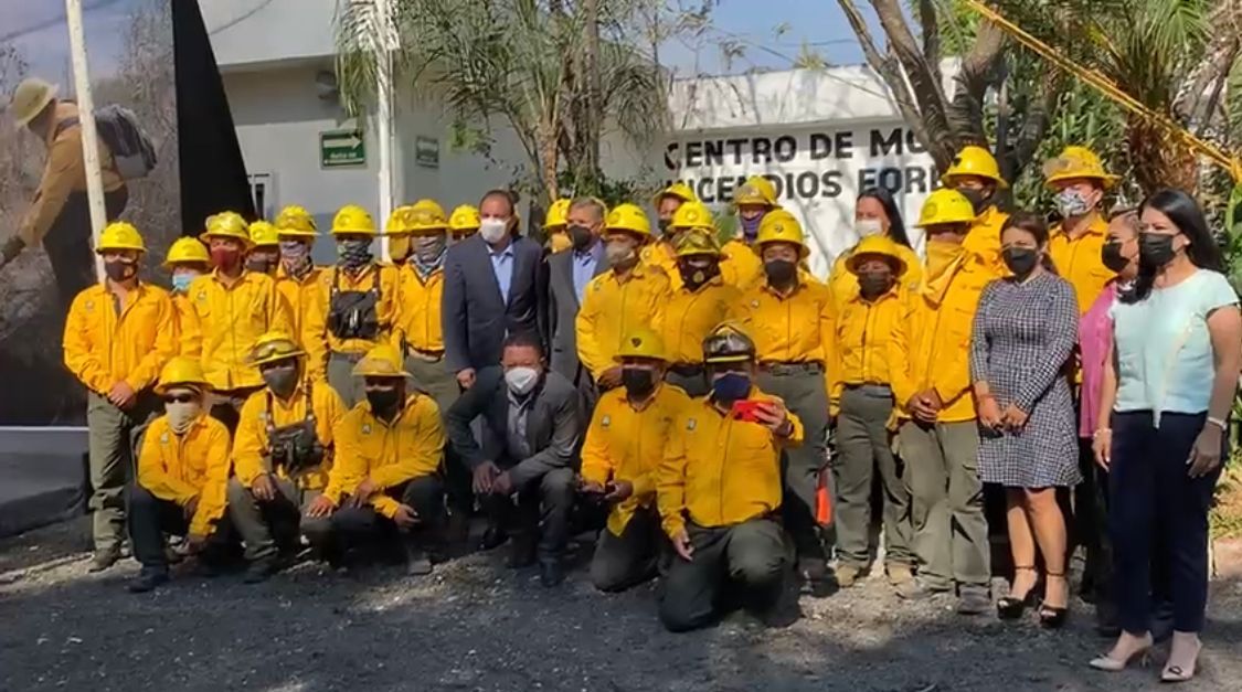Toma protesta equipo de manejo de incendios