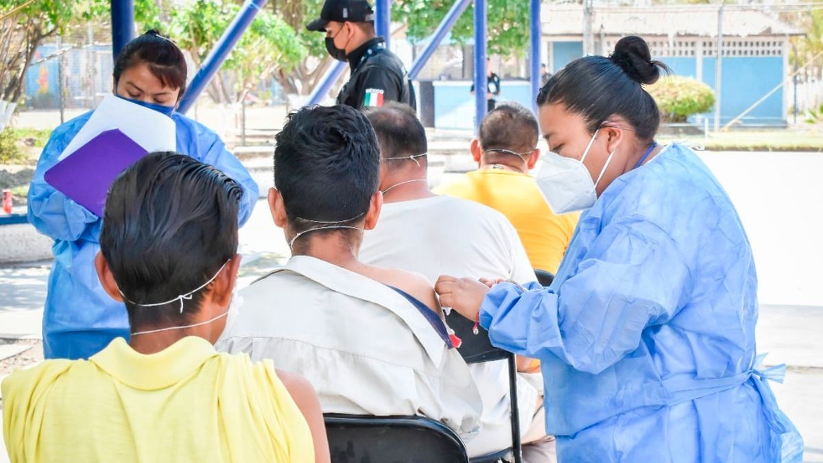 Aplican dosis de refuerzo Covid-19 en penal de Atlacholoaya