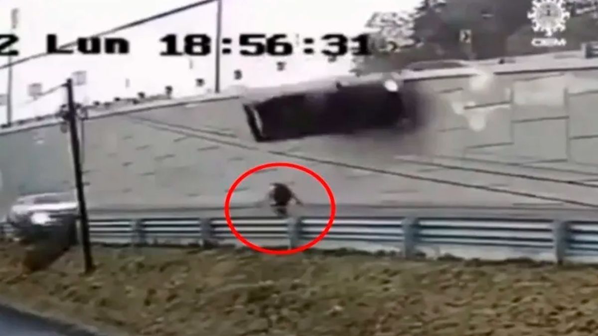 Se salva hombre de ser atropellado por vehículos en Puebla
