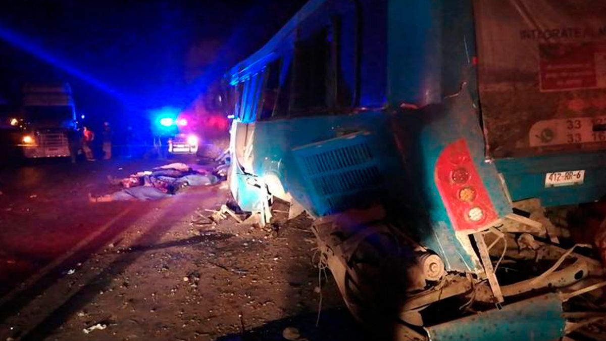 Accidente de autobús deja 14 muertos en Jalisco