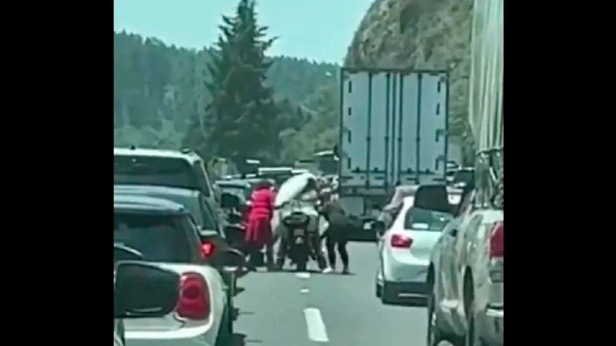 Pide novia “aventón” a motociclista para llegar a su boda en EdoMex