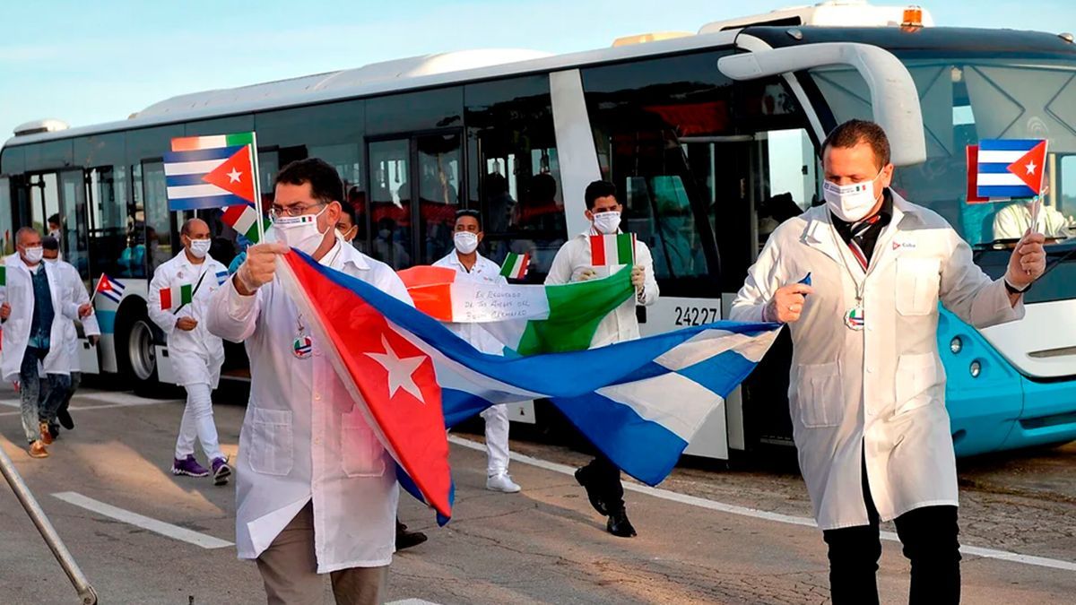 Admite juez federal amparo contra la contratación de médicos cubanos