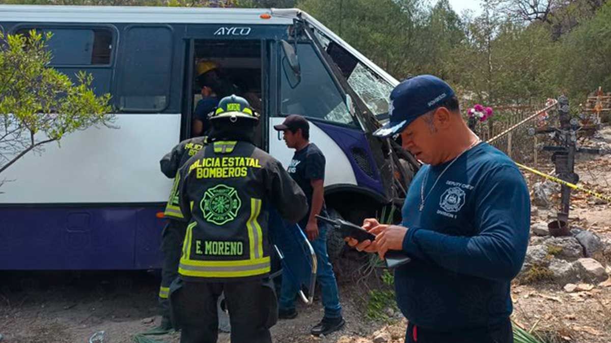 Vuelca camión que transportaba peregrinos en Puebla