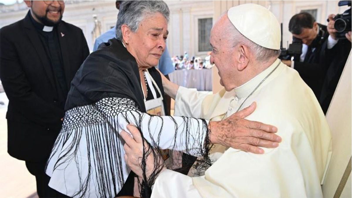 Madre buscadora visita al papa Francisco y entrega carta