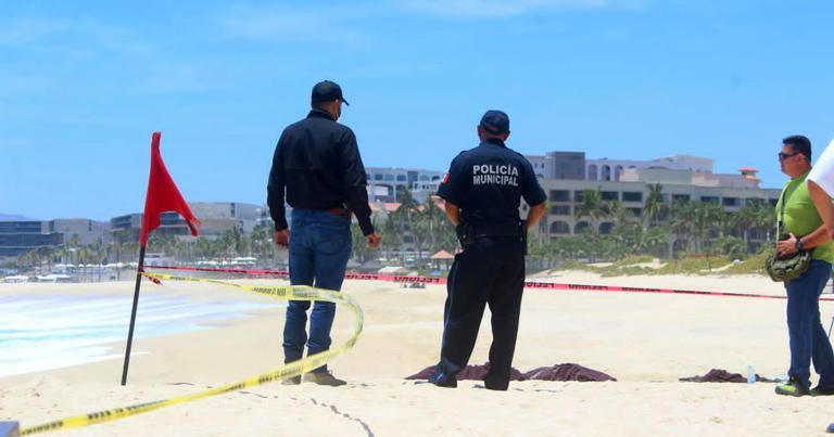 Fallecen turistas que fueron arrastradas por ola en playa de Los Cabos
