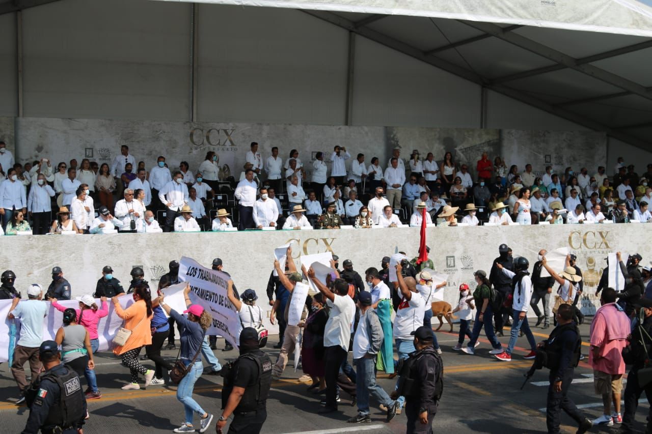 Irrumpen sindicalizados del Ayuntamiento de Cuautla en desfile y protestan en el “Rompimiento del Sitio de Cuautla”