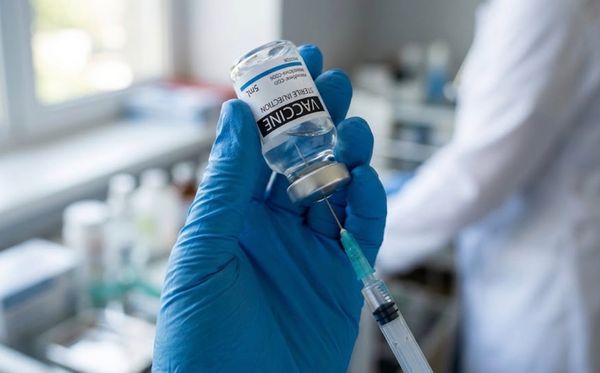 Izraeli dhe Pfizer e dinin për sinjalin e miokarditit — dhe pritën katër muaj. Po Tirana?