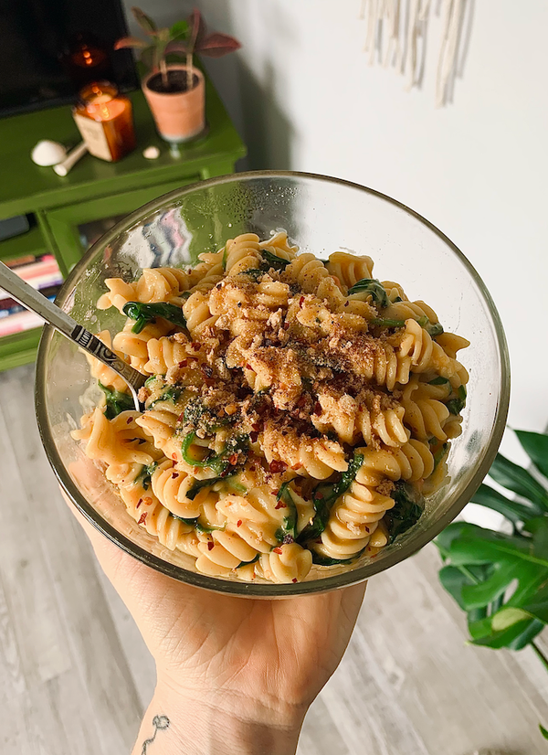 Vitamin B-Rich Recipes: Nutritional Yeast Mac & Cheese and Lemony Kale Hummus