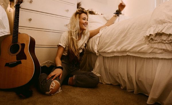 Fridge Voyeur: Singer & Songwriter, Chloé Caroline