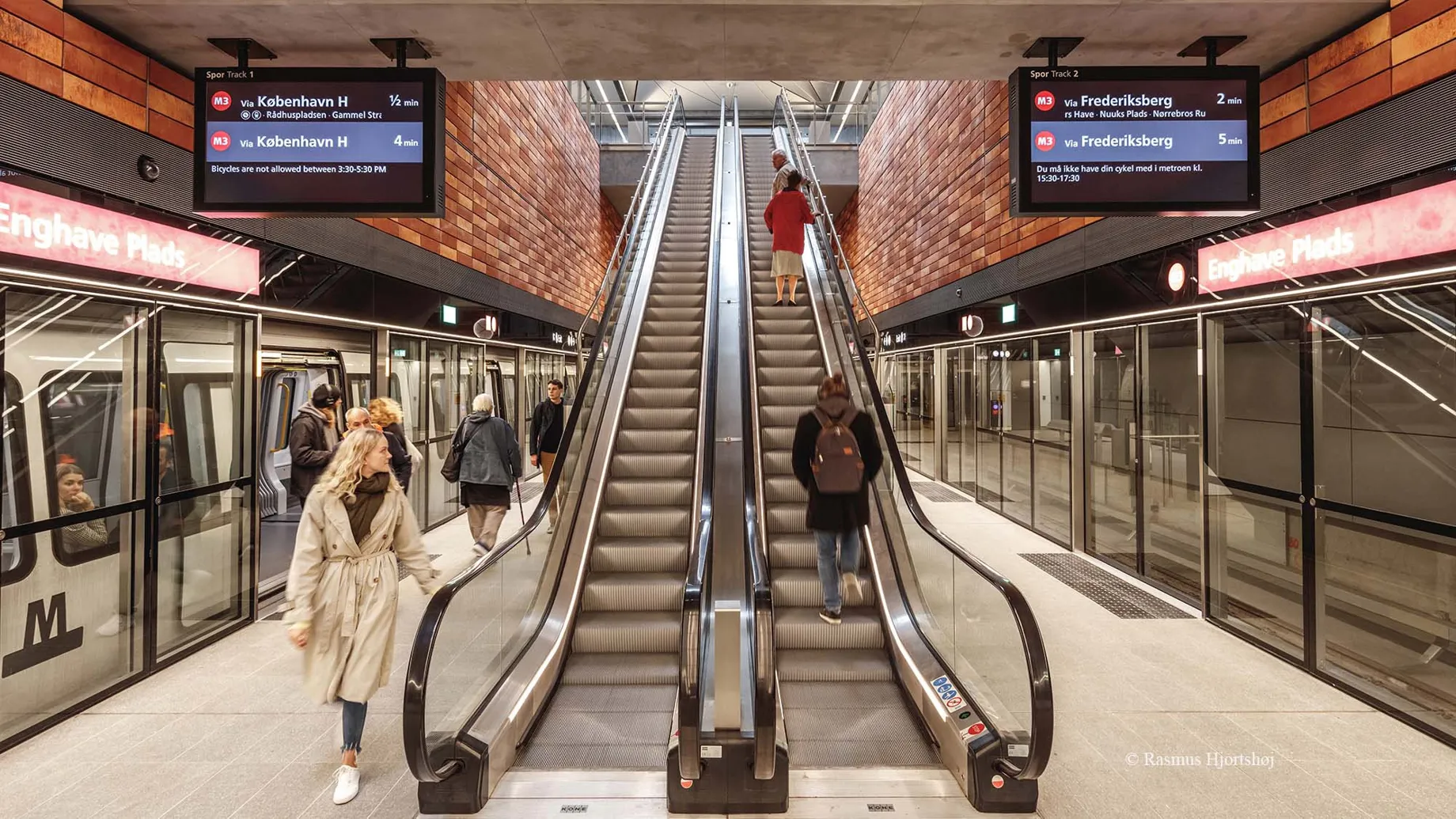 Image of station platform in Cityringen with identical design to prior photograph