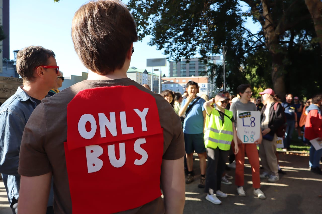Metro Prevails in 'Race the L8' Rematch Thanks to New Bus Lanes