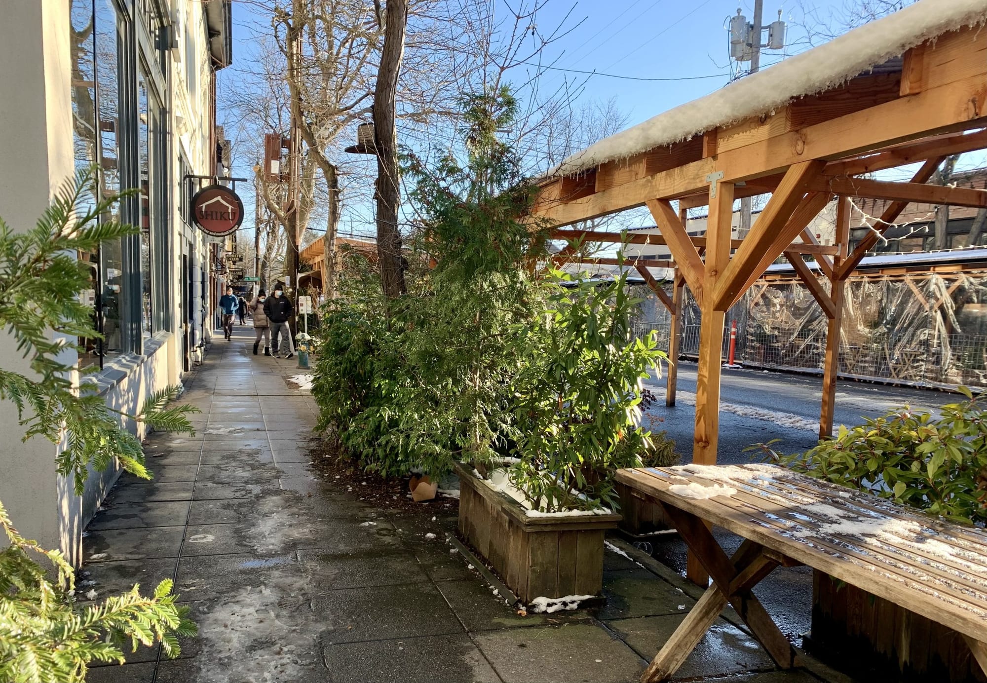 
                     A photo of an outdoor dining area with plants.
                     