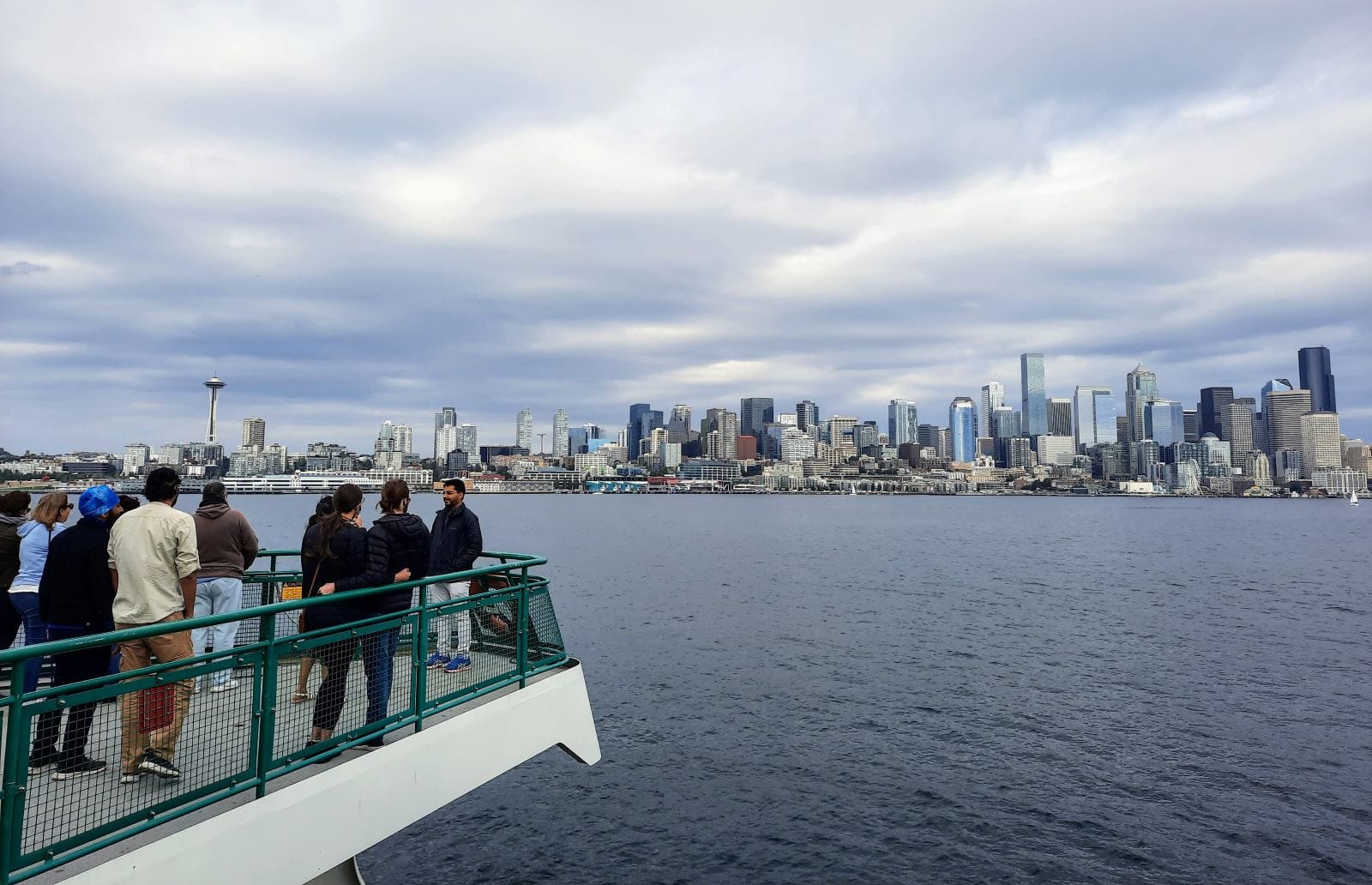 
                     It's photo snapping time as the Bainbridge ferry approaches Seattle, offering sweeps shots of the skyline along the shores of
                     