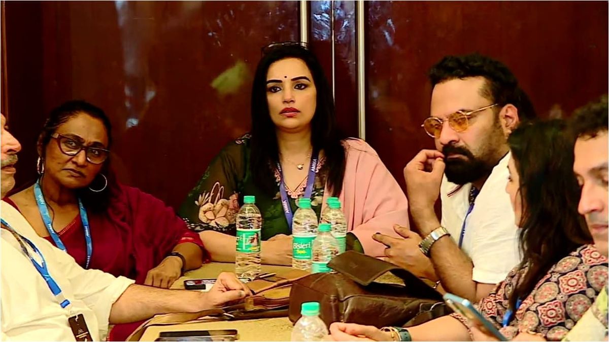നാടകീയ സംഭവങ്ങൾ; താരസംഘടന ‘അമ്മ’യുടെ മുഴുവൻ ഭരണസമിതിയും രാജിവെച്ചു