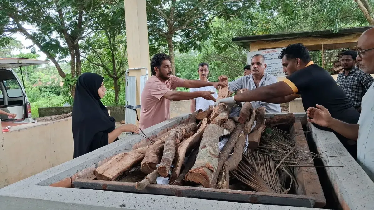 മാനവികത മത-രാഷ്ട്രീയ ഭേദമില്ലാതെ: മുഹറം ദിനത്തിൽ ഉപേക്ഷിക്കപ്പെട്ട ഹിന്ദു വൃദ്ധന്റെ ചിതയ്‌ക്ക് തീകൊളുത്തി കാസർഗോഡ് IUML നേതാവ് ഇർഫാന ഇക്ബാൽ