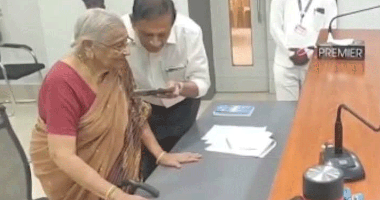 അമേരിക്കൻ പൗരത്വം വേണ്ട, മരിക്കേണ്ടത് ഇന്ത്യക്കാരിയായി; നിയമസഹായം തേടി 94-കാരി കളക്ടറേറ്റിൽ