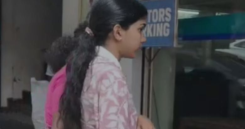 പ്രിയദർശിനി ബസിൽ വൻ തിരക്ക്; വാതിൽ തുറന്ന് വിദ്യാർഥിനി പുറത്തേക്ക് വീണു, പരിക്ക്‌