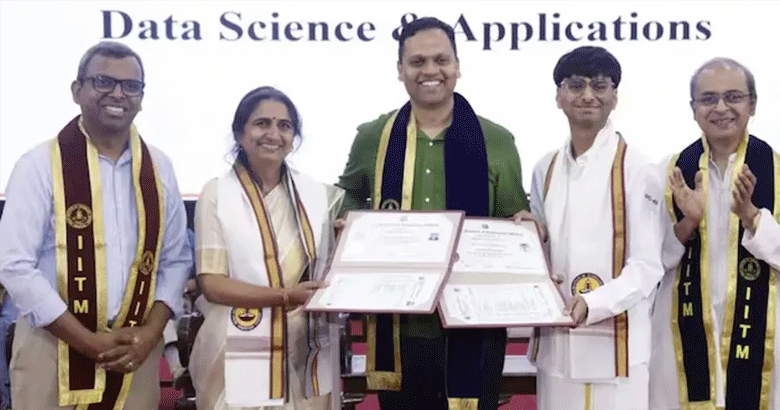 ക്ലാസ് റൂമിലും ഒരുമിച്ച്, ബിരുദവേദിയിലും ഒരുമിച്ച്; ഐഐടി മദ്രാസിൽ തിളങ്ങി അമ്മയും മകനും