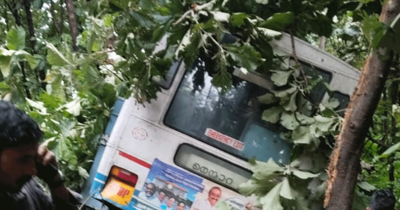 പോത്തുണ്ടിയിൽ കെഎസ്ആർ‌ടിസി ബസ് താഴ്ച്ചയിലേക്ക് മറിഞ്ഞു; ഒരാൾ മരിച്ചു