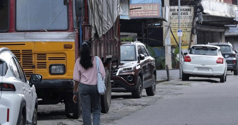 സംസ്ഥാനത്ത് കാൽനടയാത്രക്കാരുടെ സുരക്ഷയ്ക്ക് പ്രത്യേക കർമ്മപദ്ധതി; പരീക്ഷണാടിസ്ഥാനത്തിൽ കിഴക്കേക്കോട്ടയിലും സ്റ്റാച്യുവിലും നടപ്പാക്കും