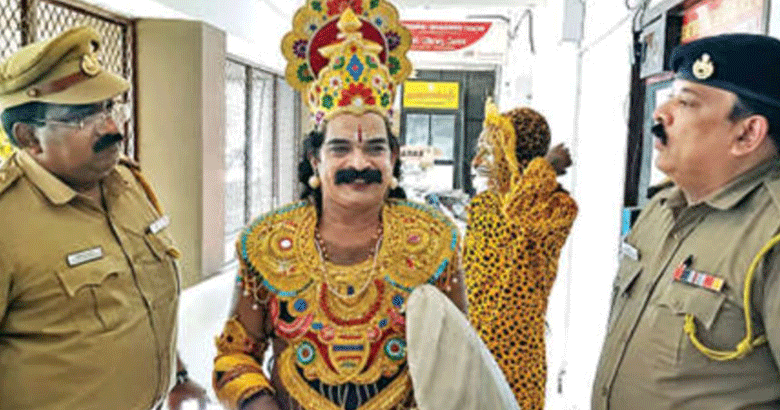 ചെണ്ടമേളവും പുലികളിയുമായി ഓണപ്രചാരണം: 'വഴിതടഞ്ഞ്' ആർടിഒ, മാവേലിക്ക് പിഴ