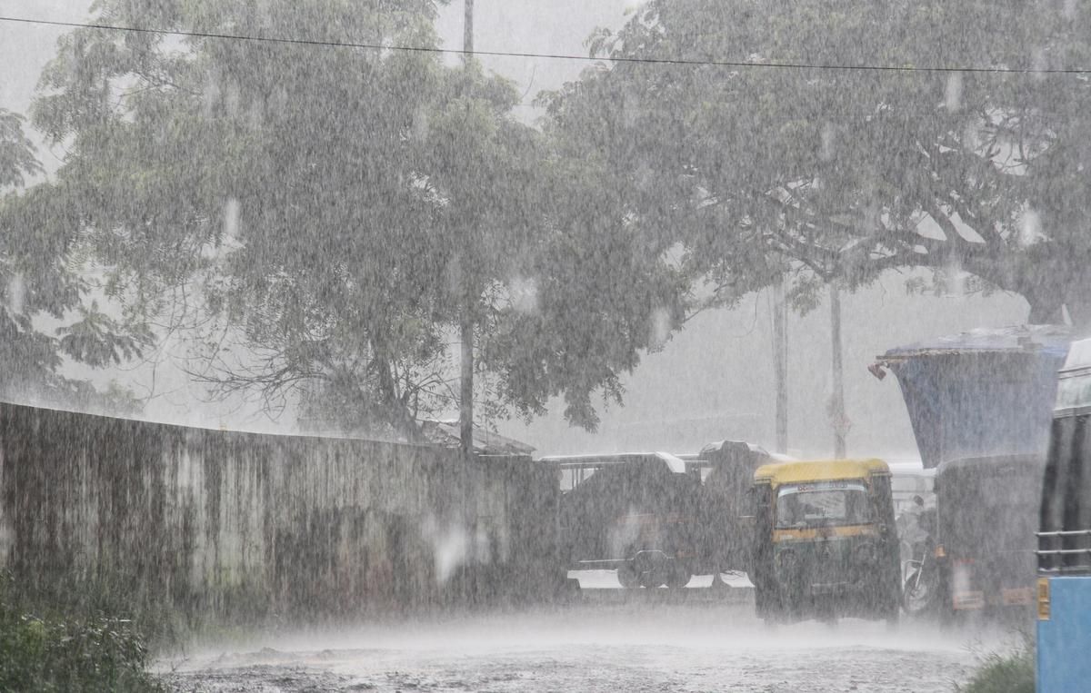 സംസ്ഥാനത്ത് കനത്ത മഴ; ഒമ്പത് ജില്ലകളിൽ റെഡ് അലർട്ട്, അതീവ ജാഗ്രത നിർദേശം