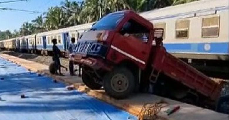നിയന്ത്രണം വിട്ട ടിപ്പർ ട്രാക്കിലേക്ക്;  ട്രെയിൻ ഗതാഗതം തടസപ്പെട്ടു