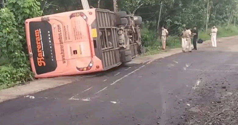 മാരാരിക്കുളത്ത് ബസ് നിയന്ത്രണം വിട്ട് മറിഞ്ഞു; 14 പേർക്ക് പരിക്ക്