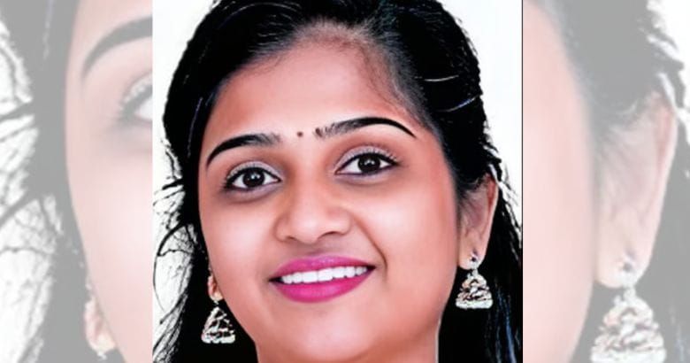 കാറുമായി കൂട്ടിയിടിച്ച് ബൈക്ക് മറിഞ്ഞു; പിന്നാലെ ലോറിയിടിച്ച് യുവതിക്ക് ദാരുണാന്ത്യം
