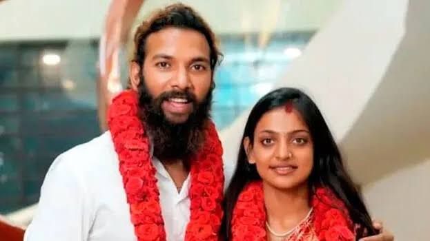 പ്രായവിവാദത്തിൽ മൊണാലിസയ്ക്ക് ആശ്വാസം; ജനനത്തീയതി തിരുത്തിയ തീരുമാനം റദ്ദാക്കി കോടതി