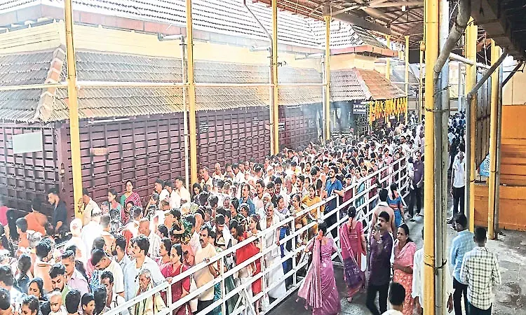 വിദ്യാരംഭത്തിന് കൊല്ലൂർ മൂകാംബികയിലേക്ക് ഭക്തജനപ്രവാഹം; ആദ്യാക്ഷരം കുറിക്കാൻ കുരുന്നുകളുടെ തിരക്ക്