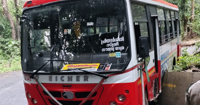 ബ്രേക്ക് നഷ്ടപ്പെട്ട 'പ്രിയദര്‍ശിനി' ബസ് സംരക്ഷണ ഭിത്തിയിലിടിച്ചു നിര്‍ത്തി, ഒഴിവായത് വന്‍ ദുരന്തം