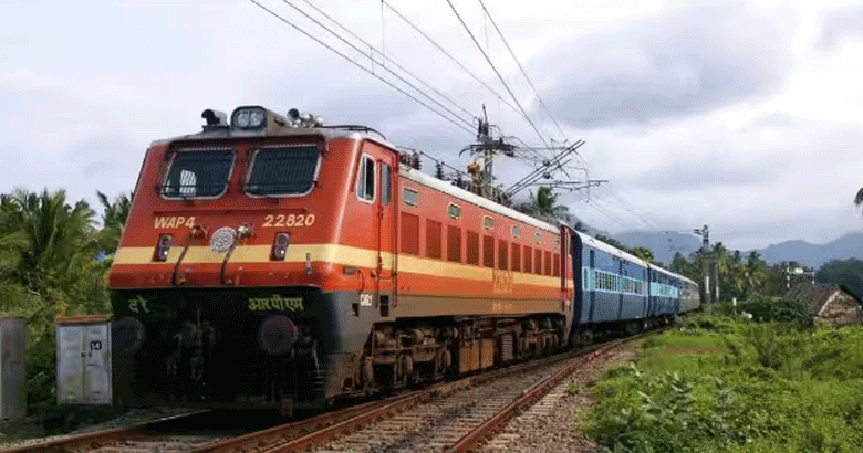 കോഴിക്കോട് ക്ലോക്ക് റൂം തകർന്നു വീണു; മലബാറിലെ ട്രെയിൻ ഗതാഗതത്തിന് കർശന നിയന്ത്രണം