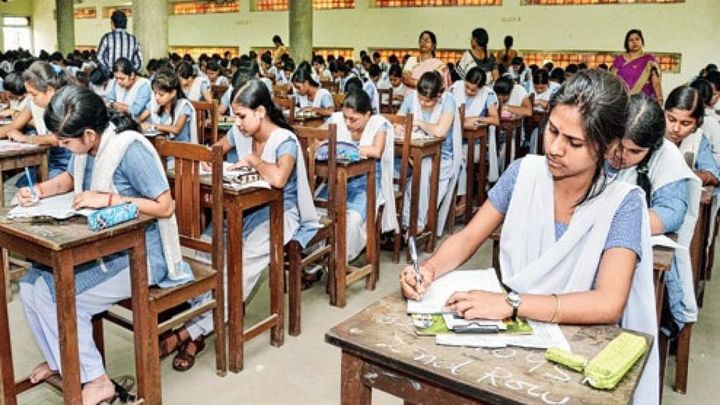 പ്ലസ് ടു ഓണപ്പരീക്ഷ ടൈംടേബിളിൽ മാറ്റം; രണ്ട് പരീക്ഷകൾ  നേരത്തെയാക്കി