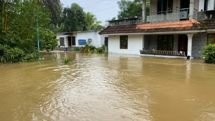 മഴ കുറഞ്ഞിട്ടും വെള്ളപ്പൊക്കം, കുട്ടനാട് ഇപ്പോഴും പ്രളയക്കെടുതിയിൽ; തിരുവല്ലയിൽ വെള്ളക്കെട്ട് രൂക്ഷം