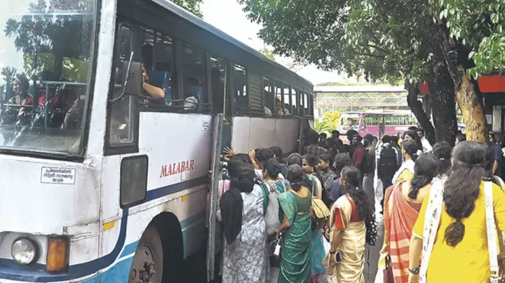 പ്രിയദർശിനി സൗജന്യ യാത്രക്കെതിരെ സിസിഐയിൽ പരാതി; 750 സ്വകാര്യ ബസുകൾ സർവീസ് നിർത്തിയെന്ന് ആരോപണം