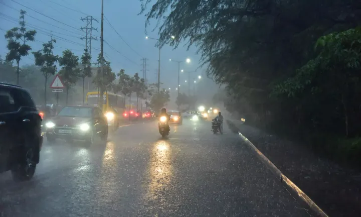 കേരളത്തിൽ ഇന്നും മഴ തുടരും; രണ്ടു ജില്ലകളില്‍  യെല്ലോ അലർട്ട്