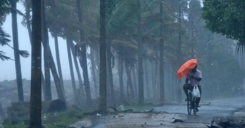 കേരളത്തിൽ അതിതീവ്ര മഴ തുടരും, തെക്കൻ ഗുജറാത്ത് തീരം മുതൽ കേരള തീരം വരെ ന്യൂന മർദ്ദ പാത്തി