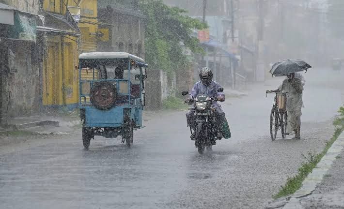 റെഡ് അലർട്ട്; വയനാട്ടിലെ എല്ലാ വിദ്യാഭ്യാസ സ്ഥാപനങ്ങൾക്കും അവധി, അനാവശ്യ യാത്രകൾ ഒഴിവാക്കാൻ നിർദേശം