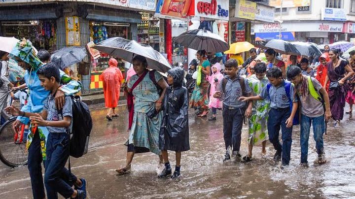 വെള്ളക്കെട്ട് തുടരുന്നു; മൂന്ന് ജില്ലകളിലെ വിദ്യാഭ്യാസ സ്ഥാപനങ്ങൾക്ക് അവധി