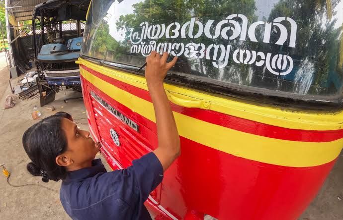 പ്രിയദർശിനി വൻവിജയം; ‘ഞങ്ങളുടെ കഞ്ഞികുടി മുട്ടി’, സ്വകാര്യ ബസുടമകൾ, പ്രതിസന്ധിയിൽ
