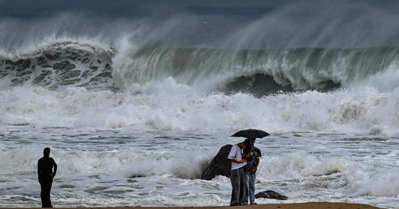 അർണബ് ചുഴലിക്കാറ്റ്: നാല് വിമാന സർവീസുകളും 72 ട്രെയിനുകളും റദ്ദാക്കി, ജാ​ഗ്രത നിർദേശം