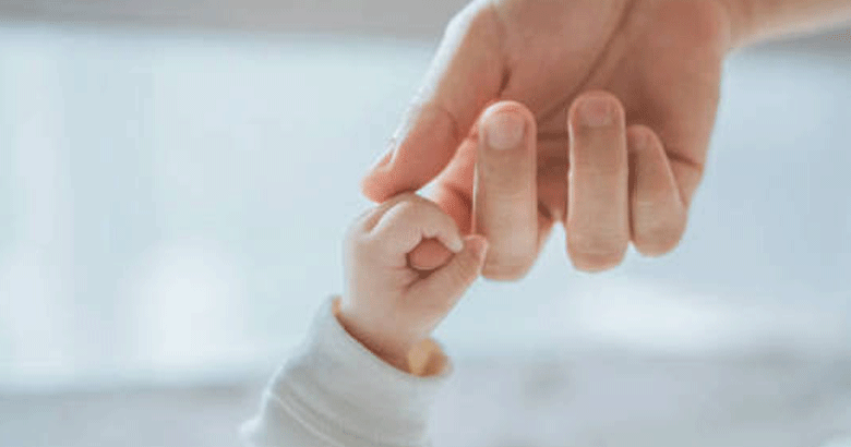 മോർച്ചറിയിൽ അന്ത്യചുംബനം നൽകവേ ശ്വാസമെടുത്ത് കുഞ്ഞ്; അഞ്ചര മണിക്കൂറിന് ശേഷം കുഞ്ഞിന് ജീവനുണ്ടെന്ന് കണ്ടെത്തി