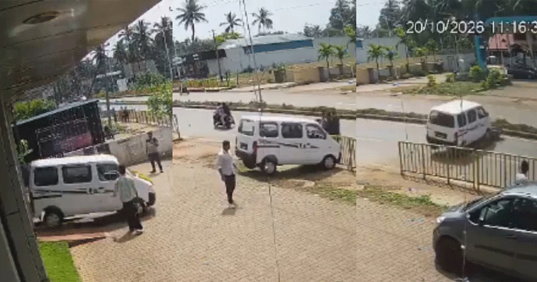 ഡെലിവറി കഴിഞ്ഞ് പുറത്തിറക്കവെ പുതിയ കാർ നിയന്ത്രണംവിട്ട് പാഞ്ഞുകയറി; സ്കൂട്ടർ തകർന്നു, രണ്ടുപേർക്ക് പരിക്ക്