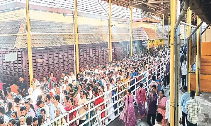 വിദ്യാരംഭത്തിന് കൊല്ലൂർ മൂകാംബികയിലേക്ക് ഭക്തജനപ്രവാഹം; ആദ്യാക്ഷരം കുറിക്കാൻ കുരുന്നുകളുടെ തിരക്ക്